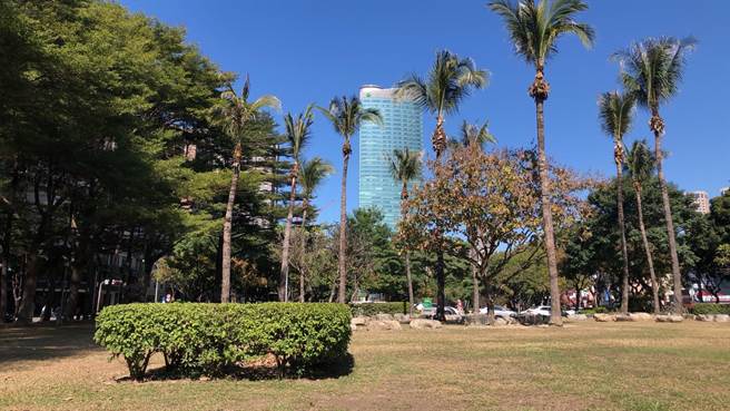 台中市府获报后，由维护厂商到场稽查，民眾已将棉被收回，建设局提醒勿违法，劝导未改善者最高罚6000元罚锾。（台中市府提供／卢金足台中传真）