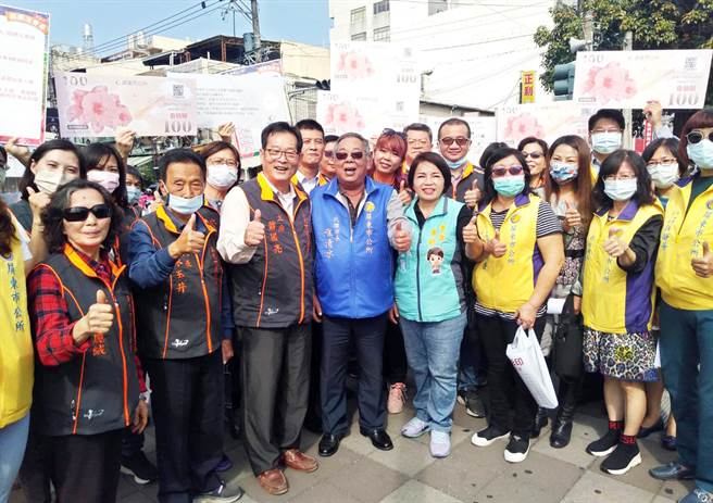 屏东市公所鼓励店家收取消费券，强调好领、好兑换，振兴更有力。（林和生摄）