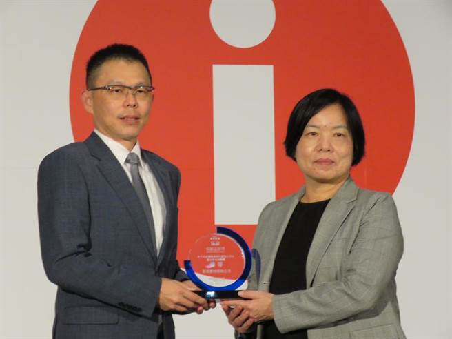 （華南產險獲「最佳形象」、「最佳售後服務」及「最值得推薦」三項優等，由華南產險副總經理胡一鳴(左)代表領獎，(右)金管會保險局局長施瓊華。圖／華南產險提供）