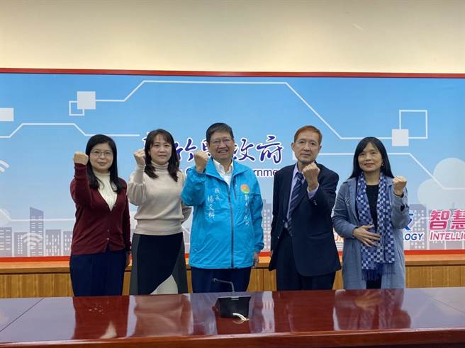 新竹县长杨文科（中）4日在主管会报中，宣布县府将设4名发言人，由文化局长李安妤（左一）、教育局长杨郡慈（左二）、新闻处长庄淇铭（右二）、机要秘书田昭容（右一）担任。（庄旻静摄）