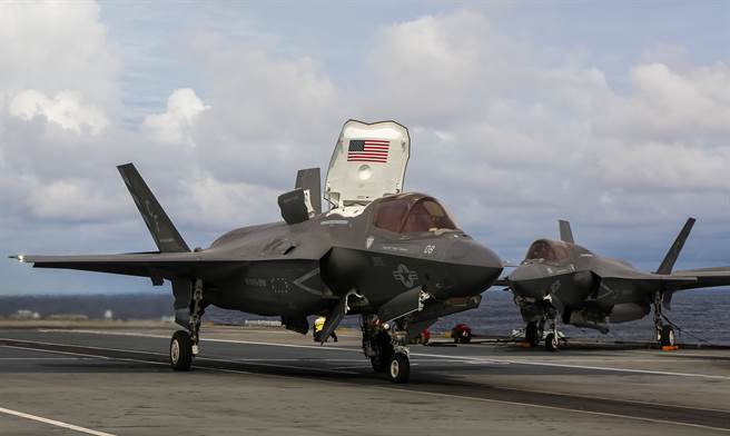 美国F-35B战机2021年10月6 准备从巡航南海的英国「伊莉莎白女王」号（HMS Queen Elizabeth，R08）航母上起飞。（美国海军）