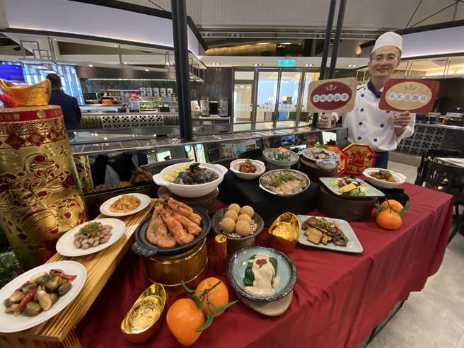 位于日曜天地Outlet中庭的台式茶餐厅「丰盛町」，特别在除夕至初六期间，推出2至6人小家庭合菜。（冯惠宜摄）