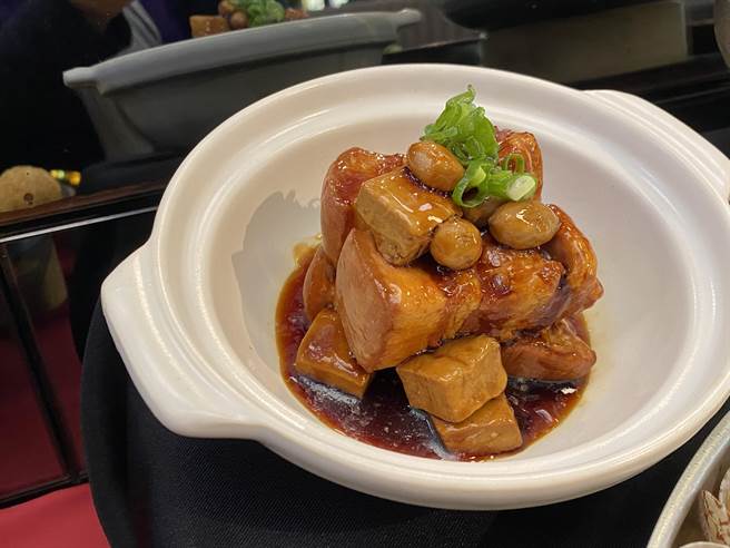 「阿婆红烧肉」选用台湾在地五花肉，以豆腐乳、红麴米、酒酿、冰糖、酱油炖煮至上色收汁，最后佐以绍兴酒提味。（冯惠宜摄）