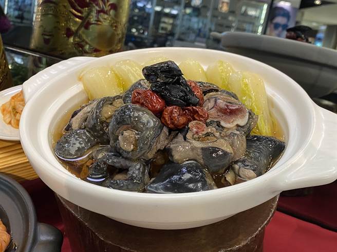 「丰味黑钻炖乌鸡」严选台湾本土乌骨鸡，食材中的黑蒜养生、蔘鬚补气、红枣补血，蛤蜊和乌鸡清热健脾，是老少咸宜的温补圣品。（冯惠宜摄）