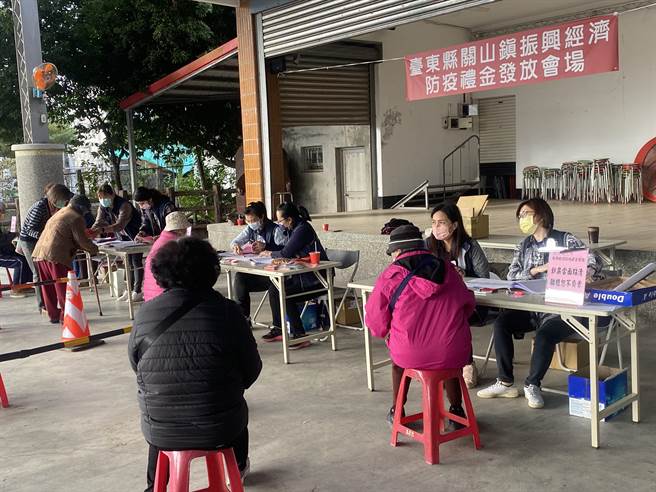 台东县关山镇4日起发放每位镇民2000元防疫礼金。（蔡旻妤摄）