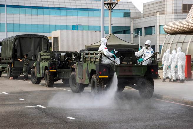 桃園機場清潔人員疫情擴大，繼昨日檢出1名40多歲本土個案（案17230）後，今再增2名清潔人員、1名防疫計程車司機確診，合計4人染疫。（陳麒全攝）