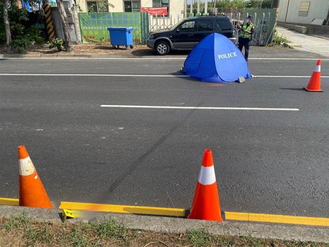 高雄市冈山区圣森路4日发生一件货车司机买便当却撞死便当摊车代班老板的意外，图为车祸现场。（翻摄照片／林瑞益高雄传真）