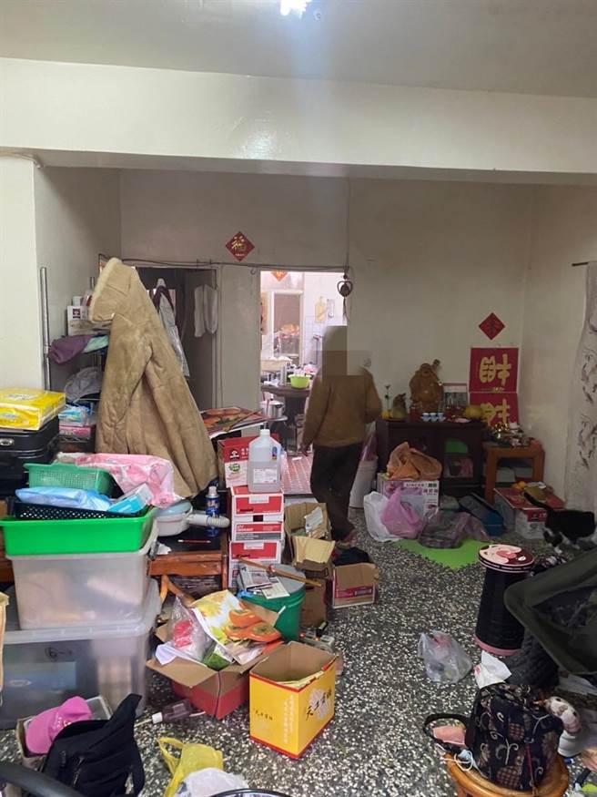 新北市中和區某民宅傳出燒焦味，警員及時通知屋主。（中和警分局提供）