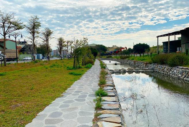 鹿港溪水岸風華再現，縣府耗時3年、斥資5億營造長達1.5公里親水步道和景觀綠帶，去年底完工後令各界驚艷，近日驗收完成後，可望成為農曆年走春新亮點。（謝瓊雲攝）