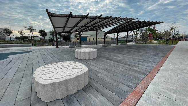 鹿港溪兩岸水岸環境再造工程完工，親水步道上遊憩空間，設置糕餅、烏魚子造型石椅，帶有鹿港特色又充滿童趣。（謝瓊雲攝）