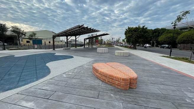 鹿港溪兩岸水岸環境再造工程完工，親水步道上遊憩空間，設置糕餅、烏魚子造型石椅，帶有鹿港特色又充滿童趣。（謝瓊雲攝）