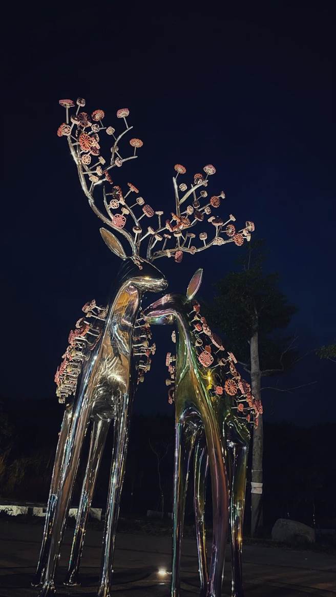 代表「二鹿」意象的大型公共藝術裝置「福鹿獸」已完成安裝，不鏽鋼材質加上窗花、糕餅模紋設計，夜間燈光照射下閃閃發光。（彰化縣政府提供／謝瓊雲彰化傳真）