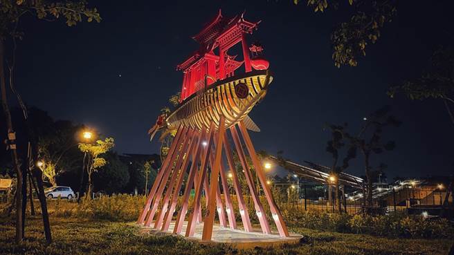 鹿港溪水岸環境改造工程完工，親水親綠生態環境可望成為農曆春節走春新亮點，特色裝置藝術夜間燈景令人驚艷。（彰化縣政府提供／謝瓊雲彰化傳真）