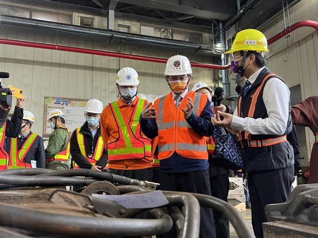 台铁车辆近期频故障，交通部长王国材4日前往七堵机务段视察维修作业。（陈彩玲摄）
