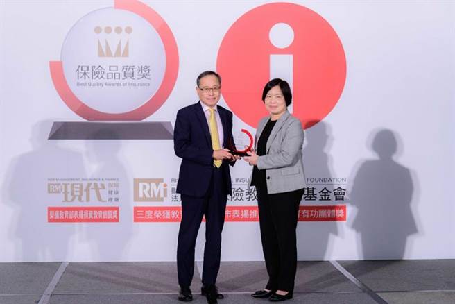 富邦產險獲2022保險品質獎四項特優獎─「最佳形象」、「最佳專業」、「最佳售後服務」及「最值得推薦」，由保險局局長施瓊華（右）頒獎予富邦產險資深副總經理顏順志（右）。圖／業者提供