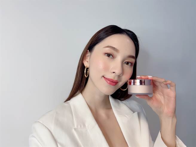 萝拉蜜思、佳丽宝、CHIC CHOC推出蜜粉新品，图中为萝拉蜜思焕顏透明蜜粉 ROSE。（邱映慈摄）