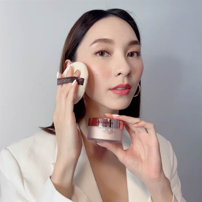 萝拉蜜思焕顏透明蜜粉ROSE高饱和色料，能在上妆时为肌肤带来温暖的提亮效果。（邱映慈摄）