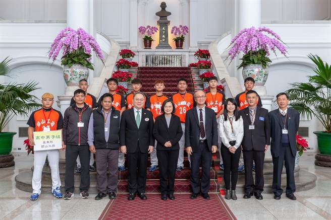 国立关山工商参加慢速垒球总统杯竞赛夺冠，进入总统府与总统合照。（关山工商提供）