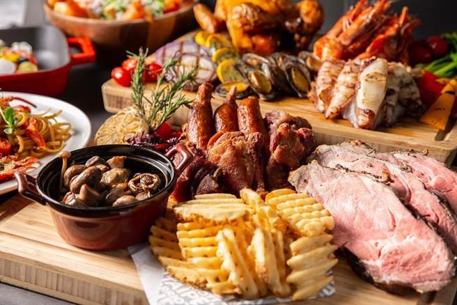 台北万豪酒店Lobby Lounge即日起至2022年3月31日止，推出「海陆豪时光」尾牙春酒专案，六人6000元+10％。图／台北万豪酒店