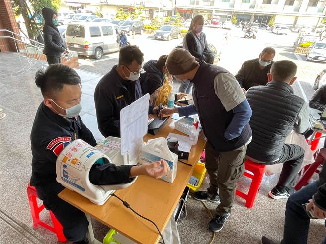 台北捐血中心今天跨海到金门县警局设点服务，获得警察同仁热烈回响。（警方提供）