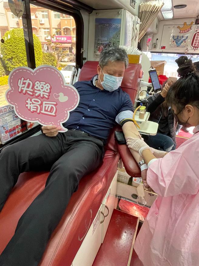 金门警察同仁热烈响应做一个快乐的捐血人。（警方提供）