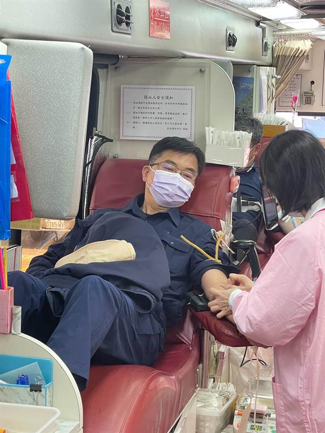 台北捐血中心今天跨海到金门县警局设点服务，获得警察同仁热烈回响，4小时有近70人挽袖捐血，共募得121袋3万250CC。（警方提供）