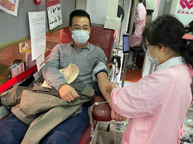 县议员董森堡加入爱心捐血人的行列。（警方提供）