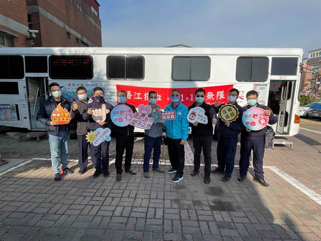 「捐血一袋、救人一命」，大家一起来。（警方提供）