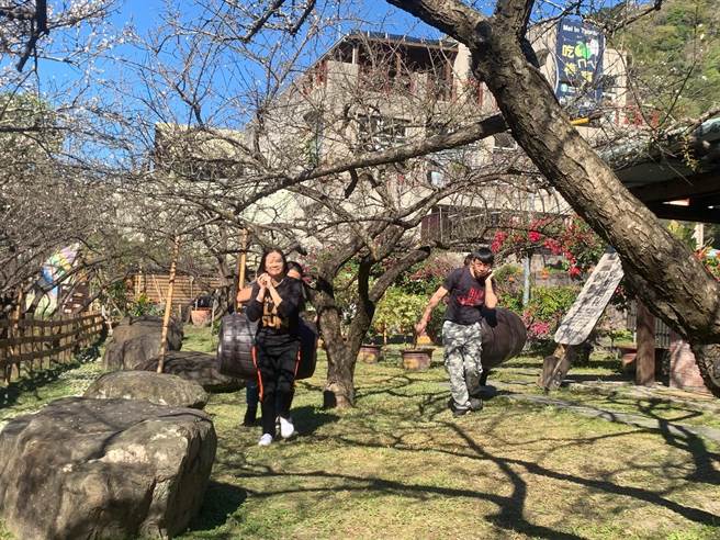 踏雪寻梅─亲子滚橡木桶趣味竞赛。（廖志晃摄）