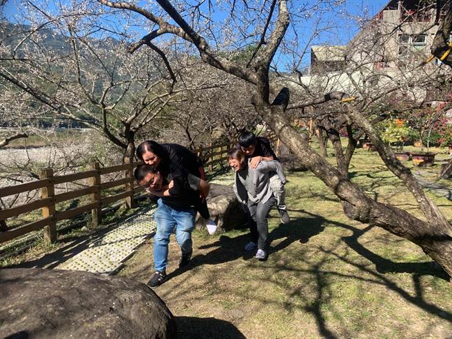 甜蜜负担─夫妻背负竞赛。（廖志晃摄）