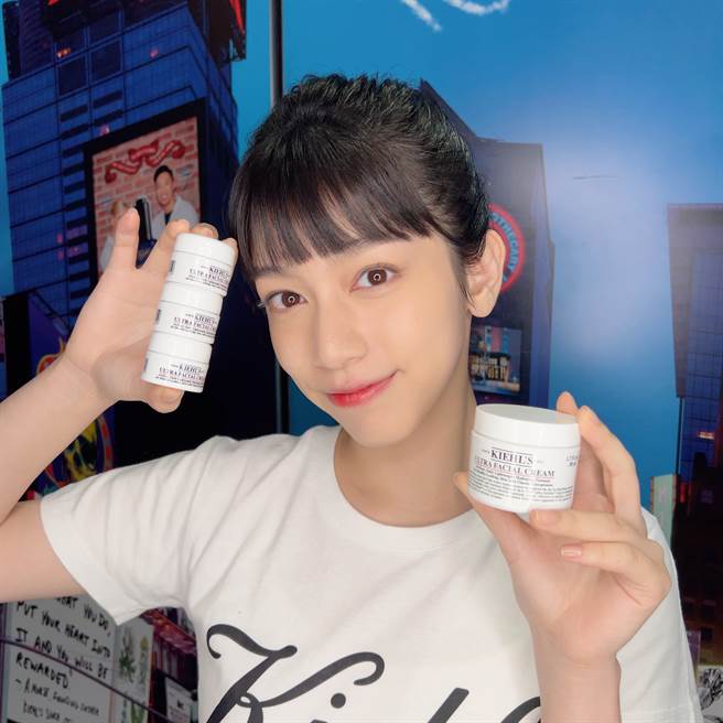 1/7前凡购买「冰河醣蛋白保湿霜50ml」，即可获赠「冰河醣蛋白保湿霜7ml」3个。1月底前凡购买「冰河醣蛋白保湿霜50ml」2个，即可获赠「冰河醣蛋白保湿霜7ml」3个及「金盏花植物精华化妆水40ml」2个。（邱映慈摄）