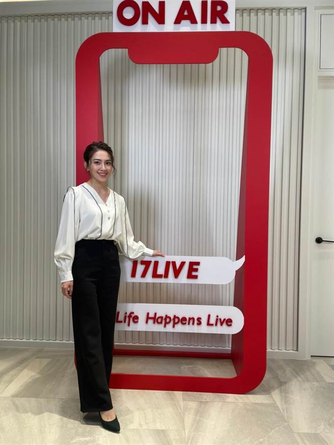 许蓝方近来挑战直播主持《许蓝方的爱vs性相谈室》。（17LIVE提供）