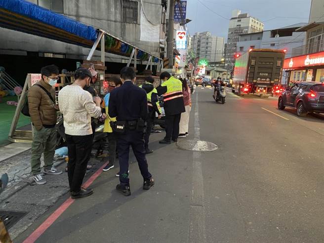 22歲蔡姓男子今（4日）下午4時許，駕車行經新北市中和區立德街某幼兒園前，疑因精神不濟，車輛直接衝撞路旁多輛機車，造成5人輕傷送醫。（翻攝畫面）