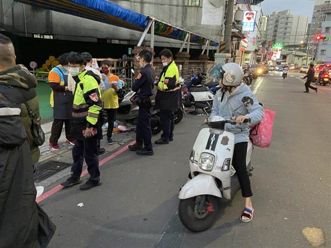 22歲蔡姓男子今（4日）下午4時許，駕車行經新北市中和區立德街某幼兒園前，疑因精神不濟，車輛直接衝撞路旁多輛機車，造成5人輕傷送醫。（翻攝畫面）