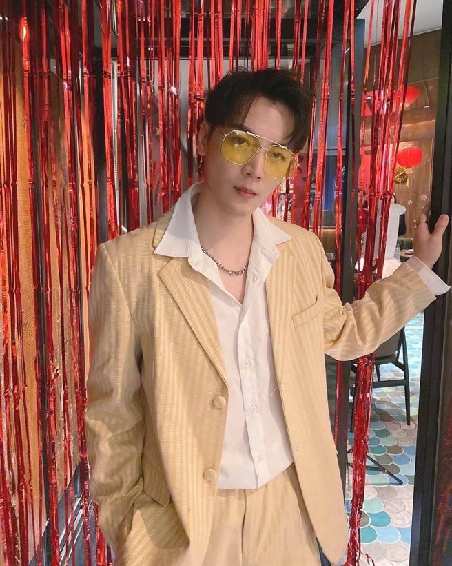 古曜威打扮帥氣造型復古。（單純夢想文創事業提供）