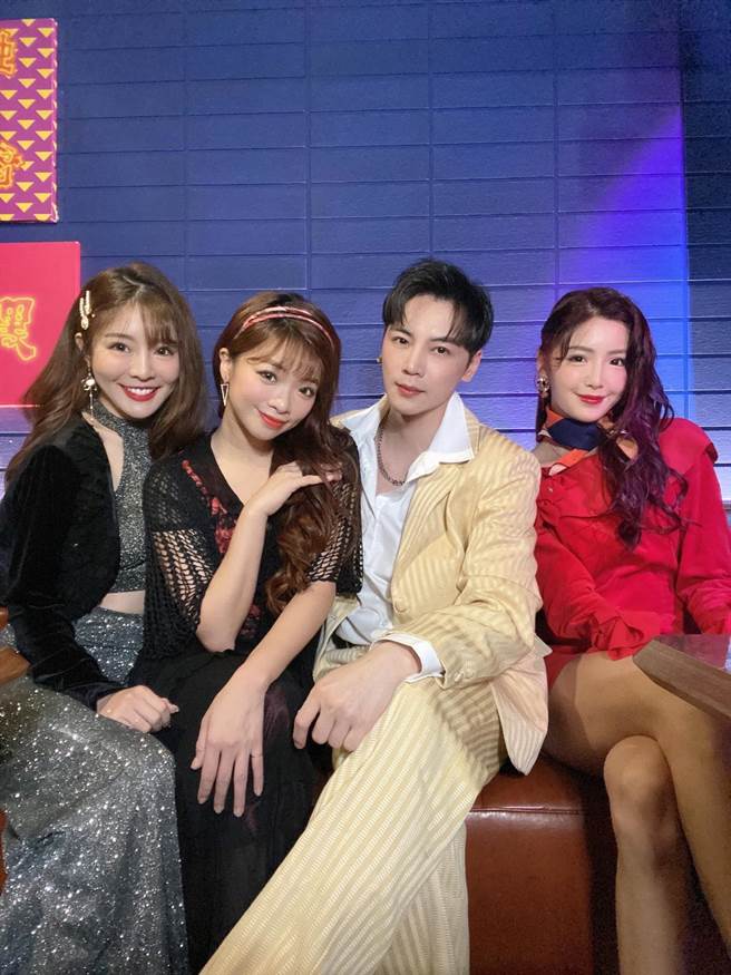 古曜威（右二）日前參加好友派對，打扮帥氣造型復古。（單純夢想文創事業提供）