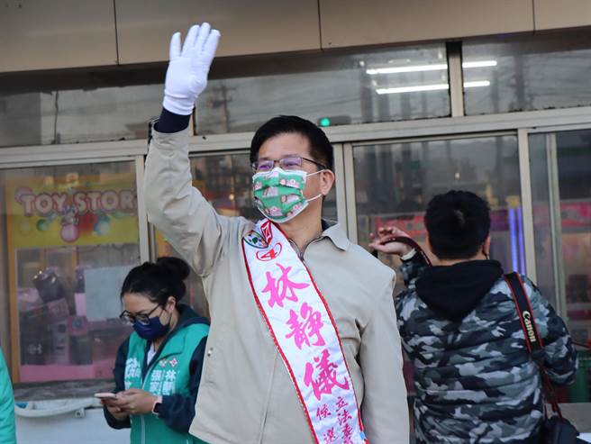 前交通部長林佳龍為林靜儀站在寒風中拉票，精神令人動容。（林靜儀競選總部提供）