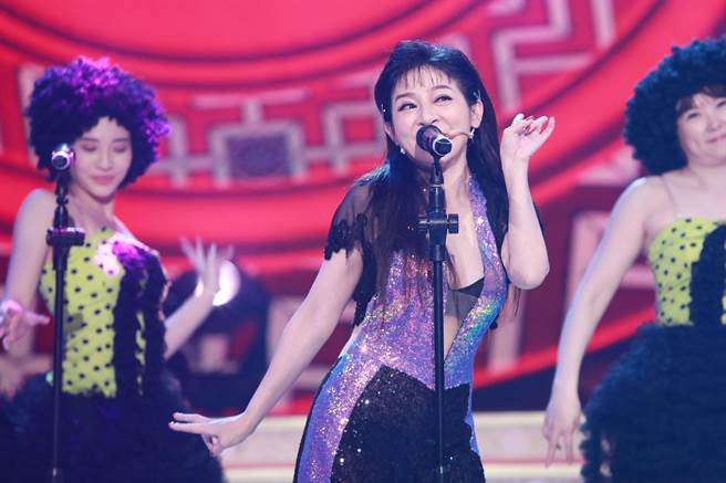 王彩桦只穿黑色Bra「长辈」见客。（民视提供）