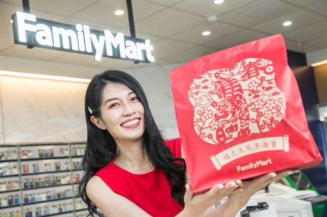 全家推出「2022祥虎福袋」每袋200元，去年開賣2周即熱銷8成。（全家提供）