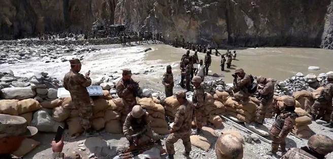 去年6月中印边境部队在拉达克地区发生对峙与严重衝突，衝突中出现军人死伤。（图／微博）