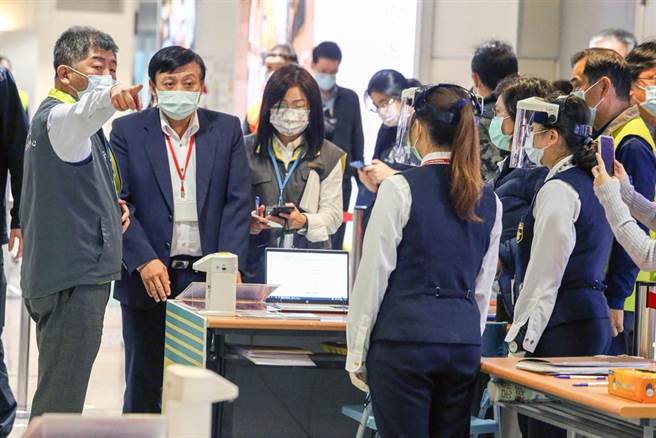 陈时中先至桃机紧急应变中心开会，并听取相关单位的疫情简报，随后进入机场管制区内，视察入境旅客的动线。（陈麒全摄）