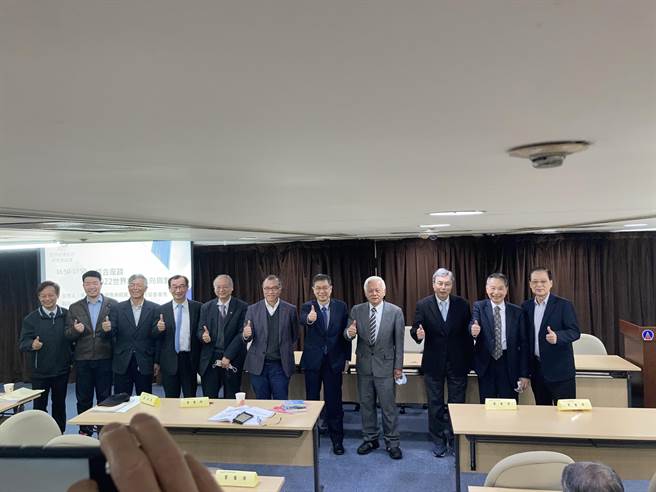 台北經營管理研究院與中華民國仲裁協會今（4）日舉辦「2022世界經濟走向與對策論壇」。（葉文義攝）