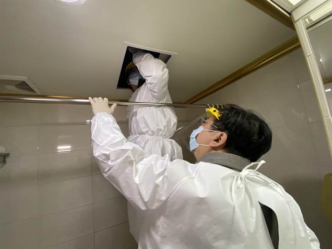 台南市衛生局4日會同空調專家，稽查4家老舊防疫旅館。（曹婷婷攝）