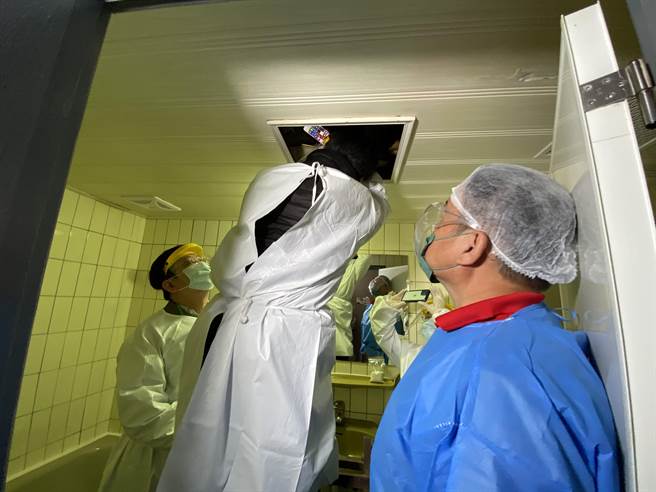 台南市衛生局4日會同空調專家，稽查4家老舊防疫旅館。（曹婷婷攝）