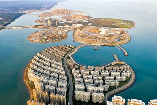 模仿杜拜人工岛的海南海花岛以人工填海的方式建造，形如3朵花，被环保人士指为破坏海洋生态，造成周边严重污染。图为仍在施工中的海花岛。（图／网路）