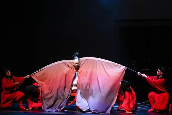 国光剧团推出跨国新制的《极西之地有个费特儿》，取材欧美世界熟悉的古典题材《费特儿》，融入臺湾剧艺新美学观点，结合京剧、偶戏、电音、影像装置，试图挑战「情欲流动」的想像空间。（邓博仁摄，本报资料照片）