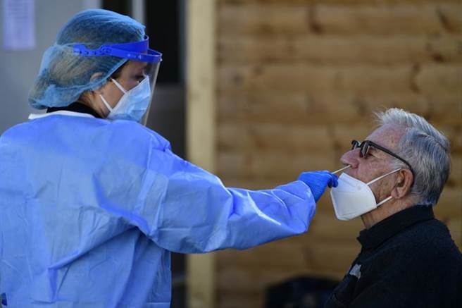 一名希臘民眾接受快篩測試。（圖／美聯社）