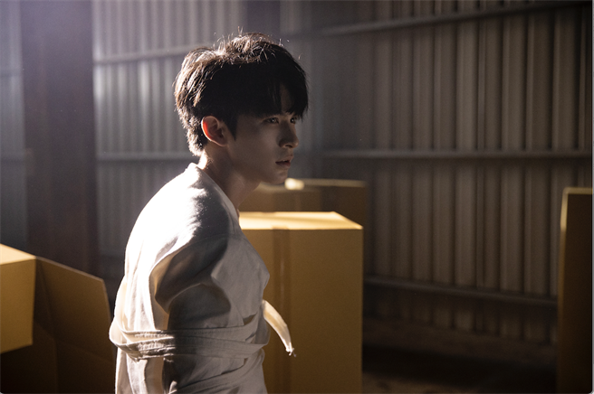 林晖闵在〈夜行乐园〉MＶ中一人分饰两角。添翼创越工作室提供