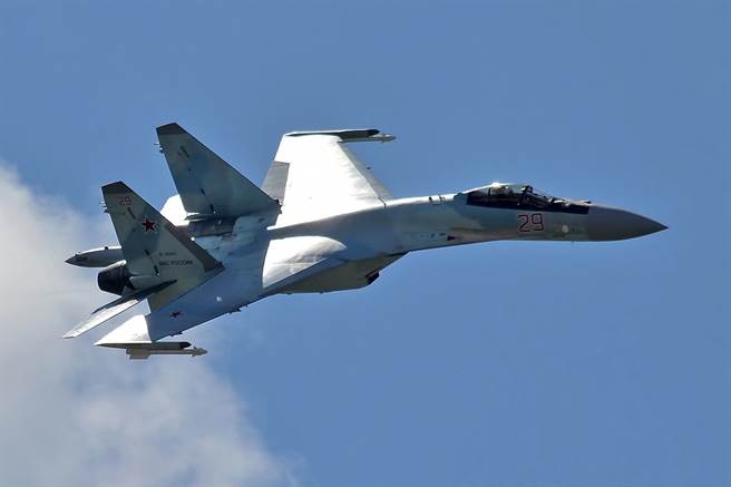 Su-35战机具有主动扫瞄雷达与数位化航电，但这些电子设备是西方厂商供应的。(图/Sukhoi)