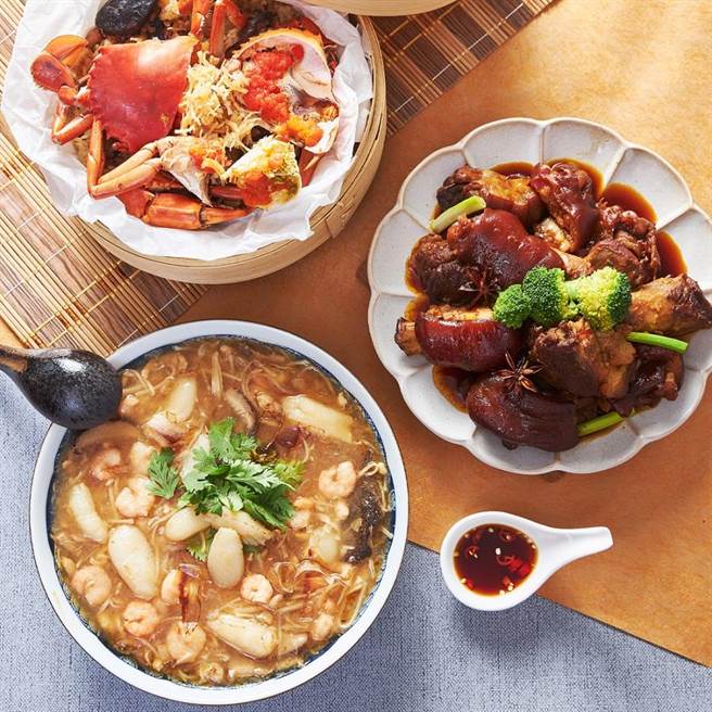 PChome 24h购物推出台南锦霞楼的黑猫独家年菜套组，31日前特价1999元。（PChome 24h购物提供）